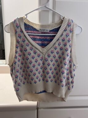 stradivarius Cream Knit V-Neck Vest with Pink & Blue Floral Motif